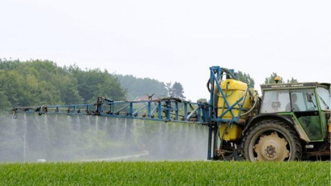 Tractor die pesticide spuit