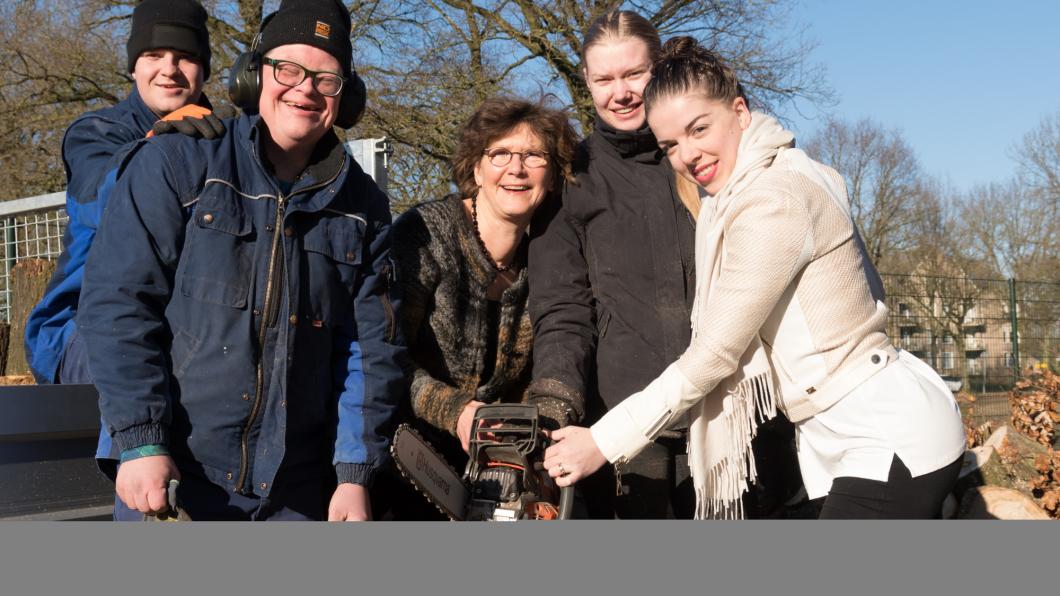 Anita en Pascalle samen aan de slag met de medewerkers van de kinderboerderij